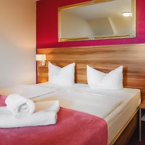 Zimmer mit Kingsize-Bett